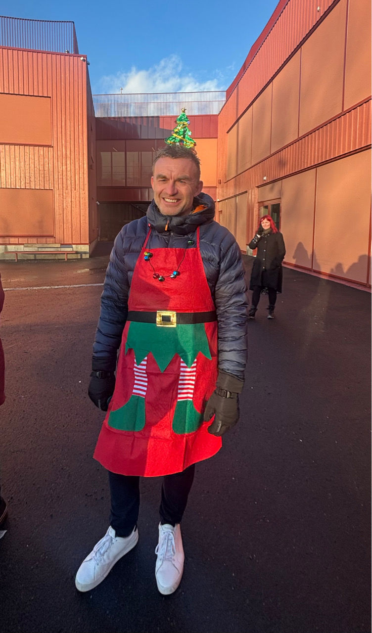 en person som bærer et plagg