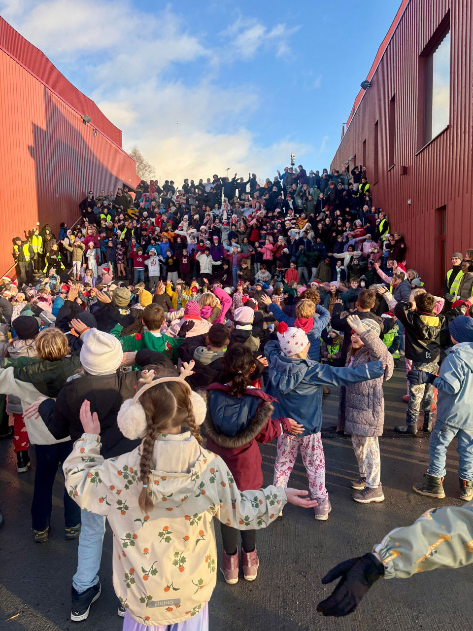 en folkemengde i klær