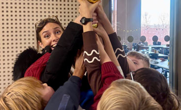 en person som holder et trofé