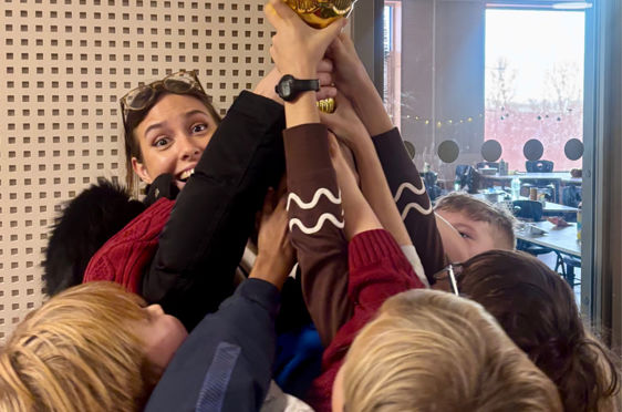 en person som holder et trofé