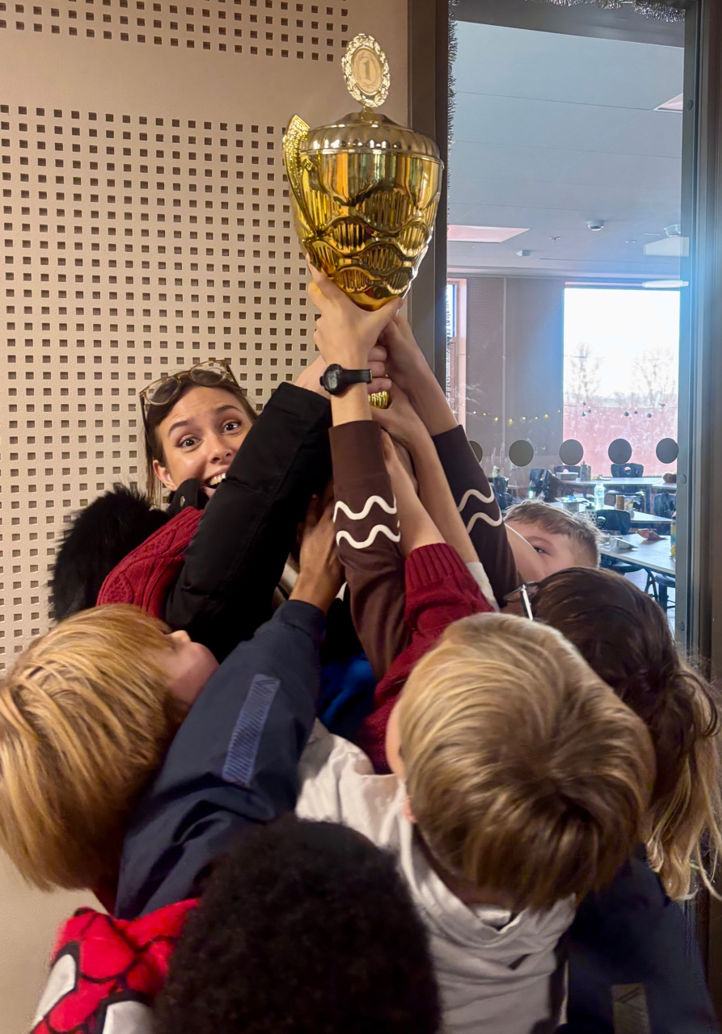 en person som holder et trofé