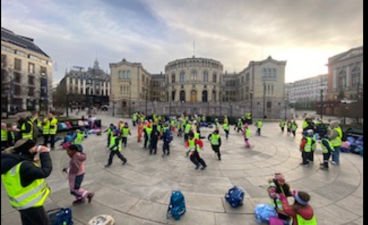 Elever foran Stortinget