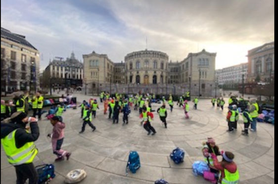 Elever foran Stortinget