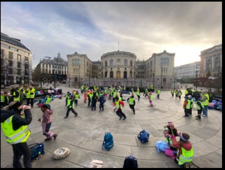 Elever foran Stortinget