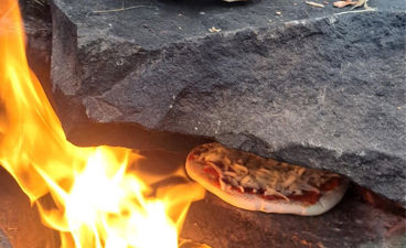 Et bål som brenner i en grop