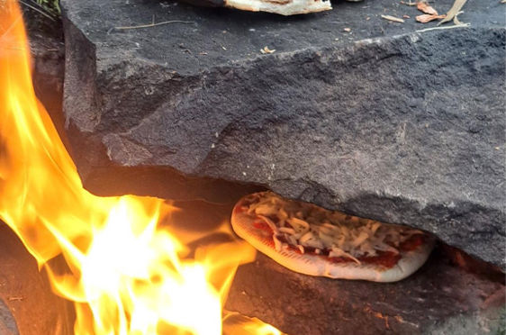 Et bål som brenner i en grop