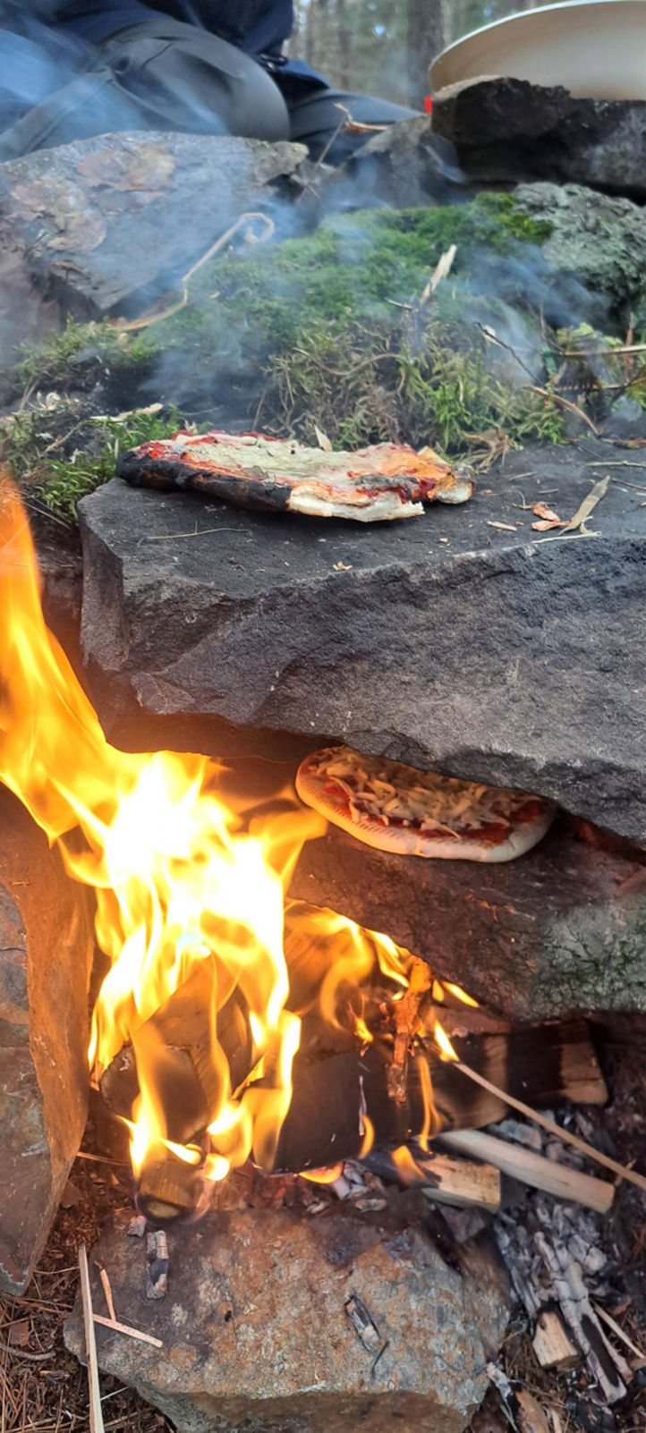 Et bål som brenner i en grop