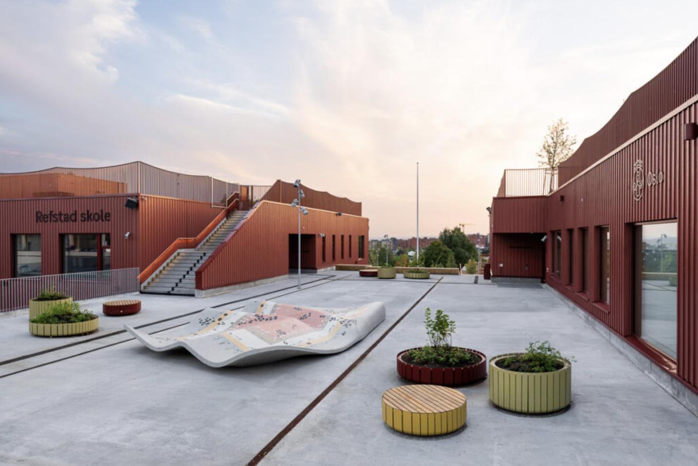 en gårdsplass med planter og en bygning