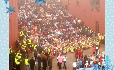 en gruppe mennesker ute