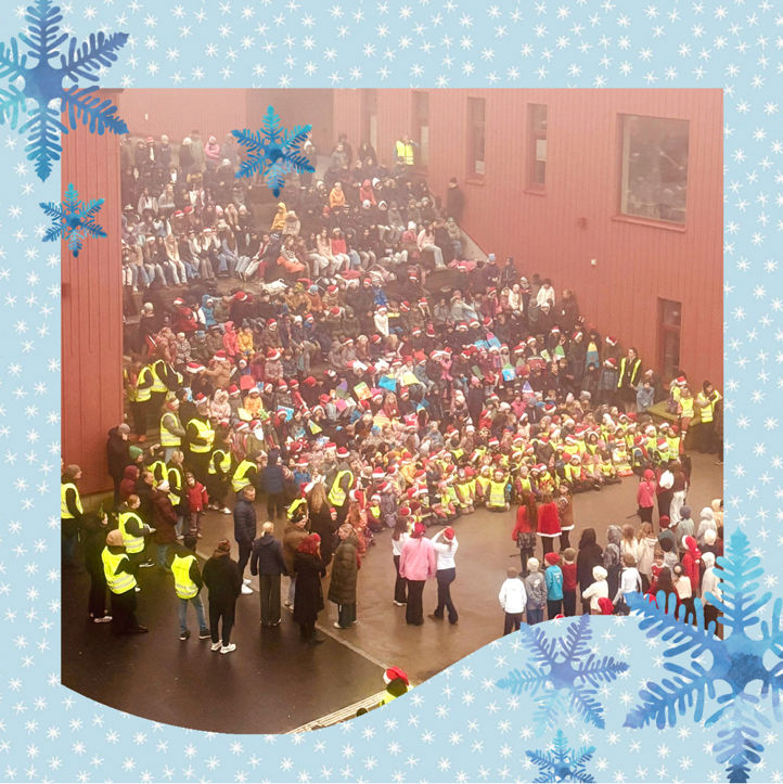 en gruppe mennesker ute