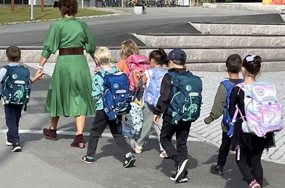 Elever og lærer første skoledag