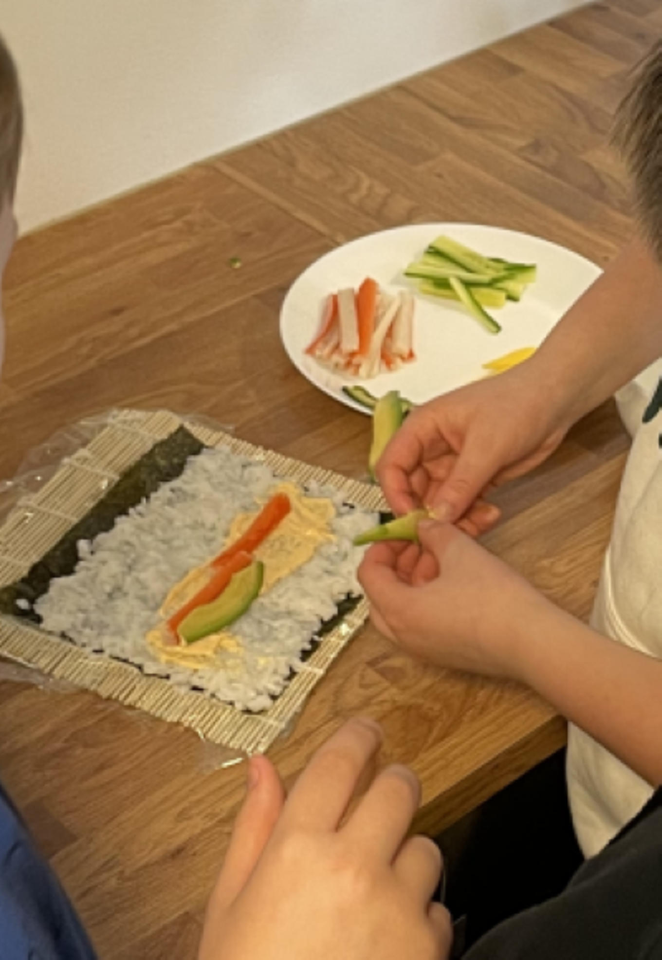 en person som holder en tallerken med mat en person som holder en tallerken med mat