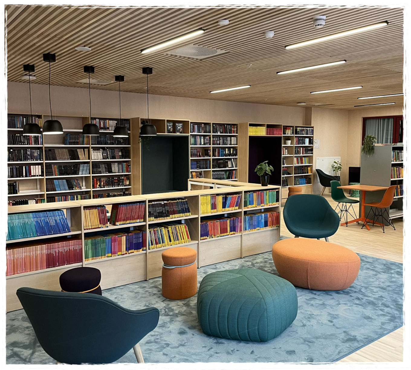 et bibliotek med bokhyller