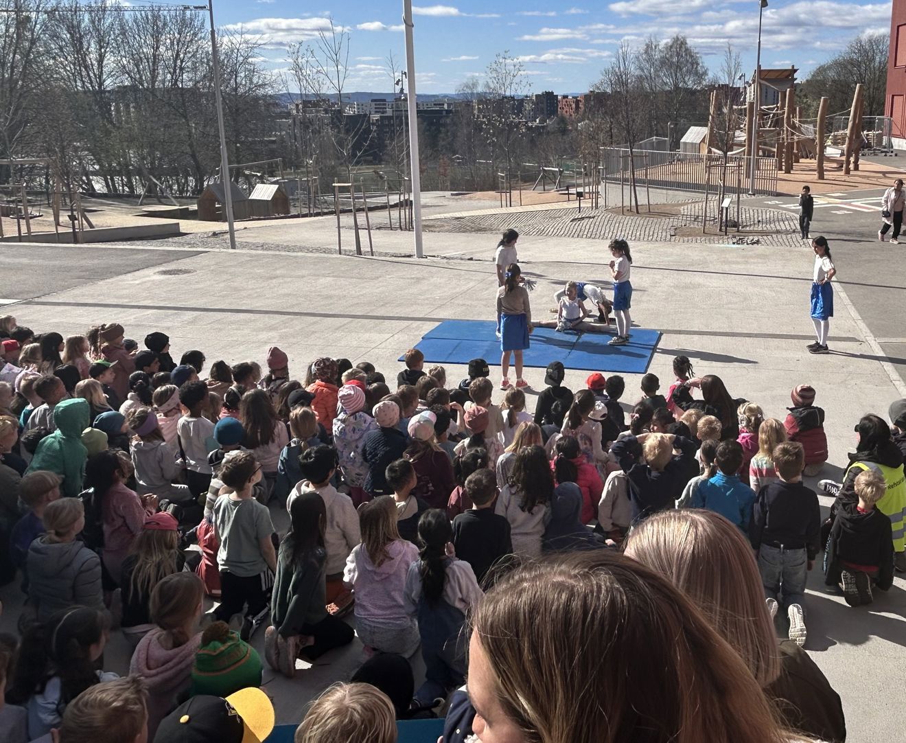 en gruppe mennesker på en scene