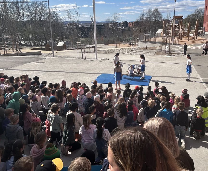 en gruppe mennesker på en scene